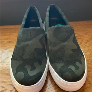 Vince Camuto Camo sneakers